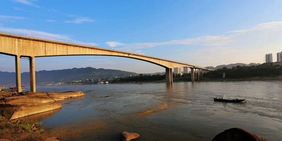江安長江公路大橋，是金沙江、岷江在四川宜賓市會合正式稱為長江后，按沿江而下順序排列的第一座縣級已建成的長江大橋。大橋建成后貫通3條省道，將改善川南地區(qū)的路網結構，優(yōu)化川南旅游環(huán)線，對促進地方經濟和社會發(fā)展起到推動作用。.jpg