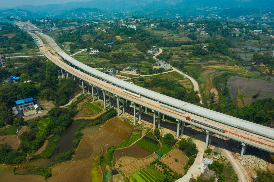 瀘永高速公路隆敘鐵路跨線橋設計橋長 482.25m，孔數及孔徑 (孔-m)：19×25；該橋上部結構采用預應力砼(后張) 小箱梁；下部結構橋臺采用 U 臺，橋墩采用柱式墩，橋墩采用樁基礎，橋臺采用擴大基礎。項目的建成為瀘州構建區域性綜合交通樞紐，打造旅游集散中心提供有力支撐，為帶動成渝經濟區“雙核五帶”布局，促進成渝地區區域合作發展具有重要意義。.jpg