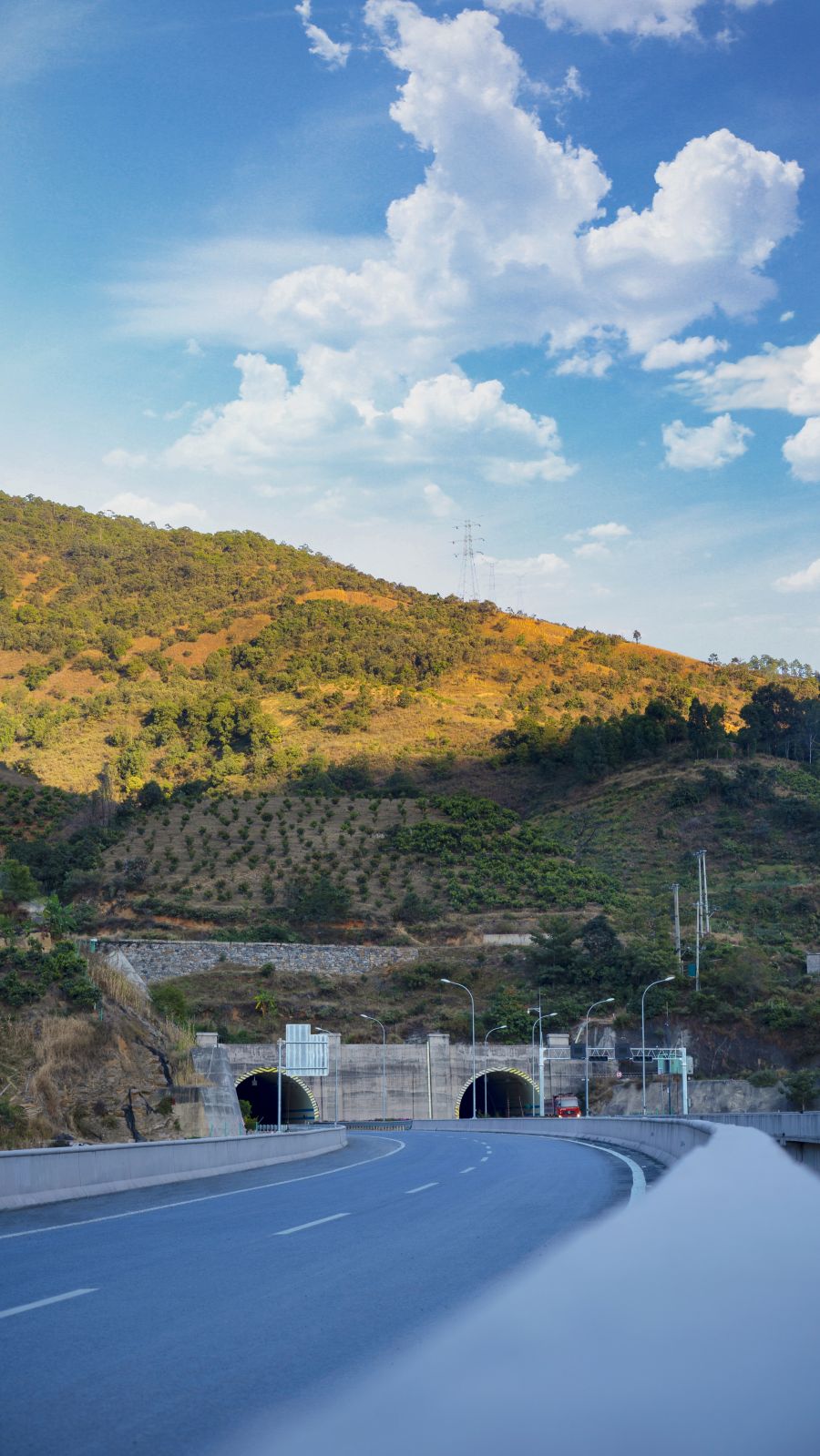 攀大高速公路-寶鼎2號(hào)隧道全長8775m，最大埋深約647m，為雙向分離式越嶺隧道，位于四川省攀枝花市仁和區(qū)境內(nèi)，2019年12月5日順利貫通，是攀枝花至大理高速（四川境）公路的控制工程。隧道穿越高瓦斯段落4383米、穿越含煤地層72層，全國罕見。該工程克服地質(zhì)構(gòu)造復(fù)雜，多次穿越煤層、采空區(qū)、斷層、瓦斯突出、涌水塌方等一系列重大施工難題，榮獲當(dāng)時(shí)全國在建高速公路最長的瓦斯突出隧道、全國在建高速公路瓦斯突出.jpg