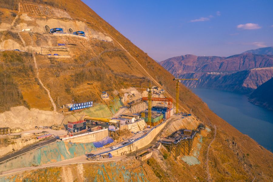 沿江高速寧巧隧道是川滇連接通道，在四川境連接涼山州寧南縣，在云南境連接昭通市巧家縣。該隧道為微瓦斯隧道，設計為雙洞雙向隧道，左線長度為9069米，右線為9103米，屬傍山特長隧道。隧道最大埋深639米，是國內最長的凹型豎曲線高速公路隧道，隧道出口段采用整體式直中墻連拱形式，中墻厚度僅1.4米，是國內高地震烈度區最薄的直中墻。.jpg