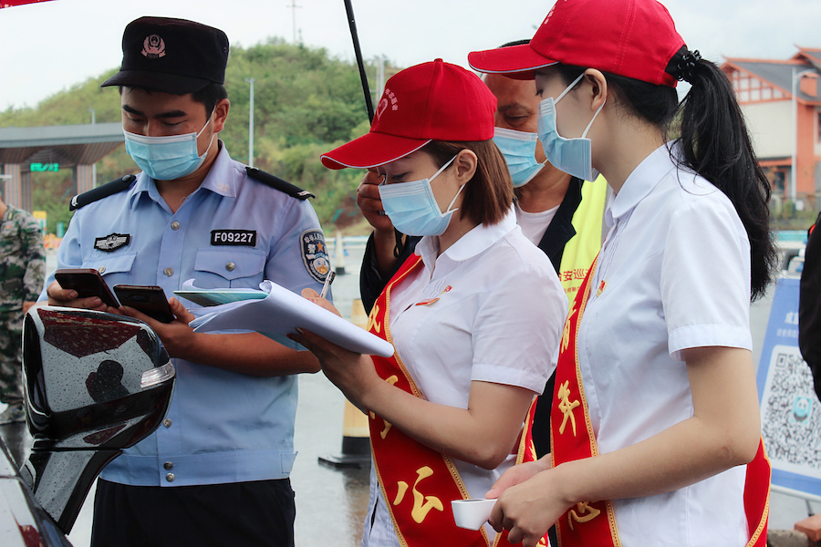第三黨支部黨員志愿者在成宜高速公路龍馬收費(fèi)站出口疫情防控點(diǎn)協(xié)助疫情防控工作人員開展疫情防控工作 (2).jpg