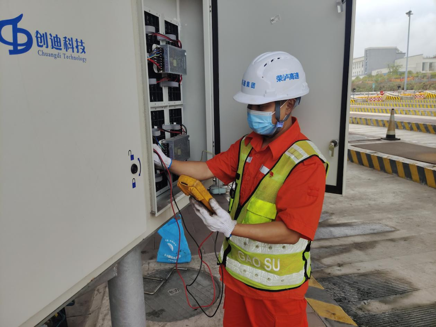 瀘渝公司機(jī)電維護(hù)隊(duì)黨員堅(jiān)守崗位，維修綠色通道費(fèi)額顯示器.png