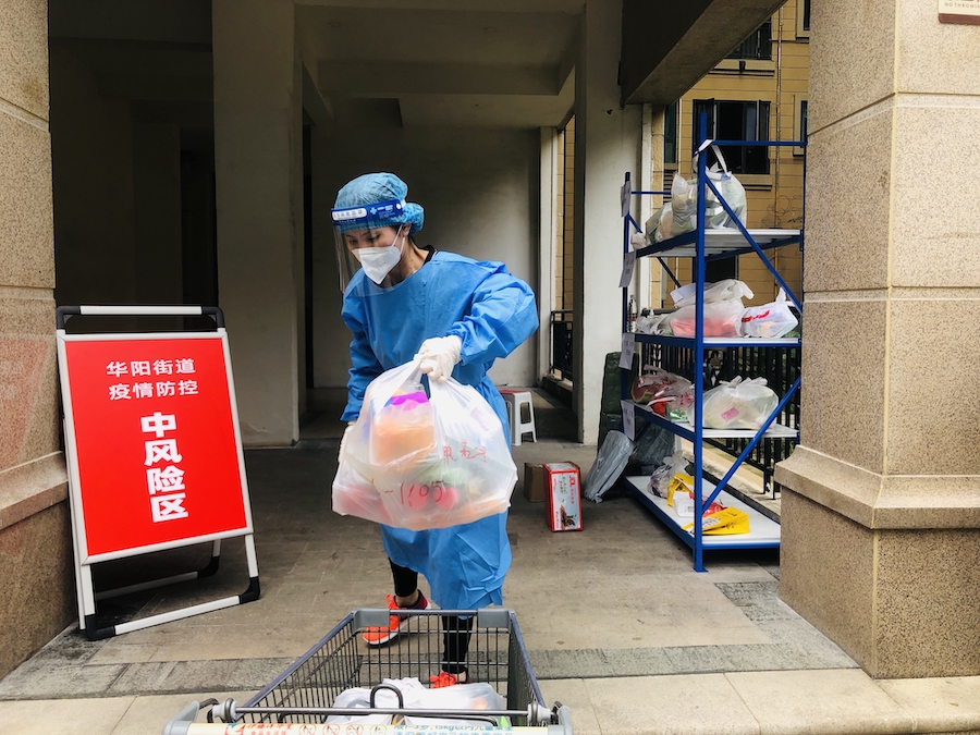 王程燕協助配送物資.jpg